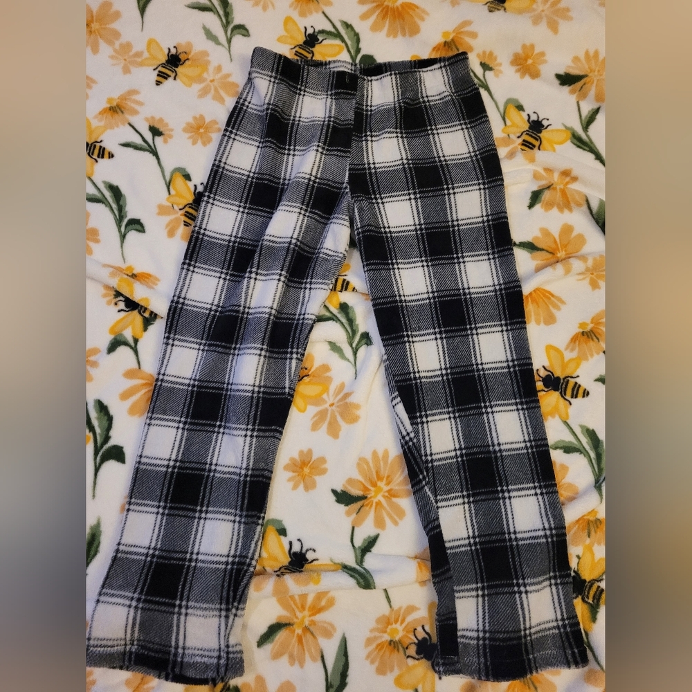 Large black and white plaid pajama pants has no string